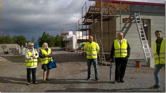 107M-piirin piirihallituksen ensimmäisen kokouksen 26.8. puoliso-ohjelma käynnistyi tutustumiskierroksella rakenteilla olevaan Porin asuntomessualueeseen.