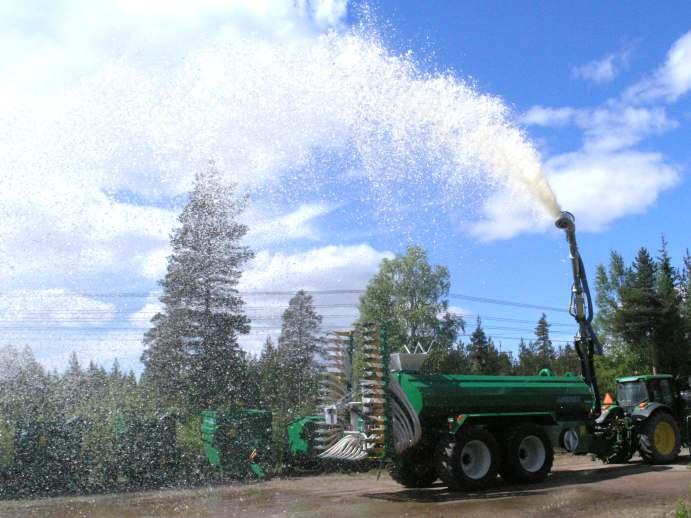 Keskikiinnitteinen pumppukuormain AGRONIC pumppukuormain mahdollistaa vaunun täyttämisen ohjaamosta poistumatta. Puomi on keskikiinnitteinen ja varustettu hammastankokäännöllä.