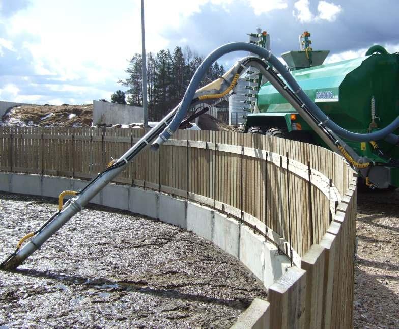 Täyttö tapahtuu silppuavalla hydraulipumpulla 168 mm putken kautta.teho jopa 5500 l/min ja öljyntarve 50 l/min.