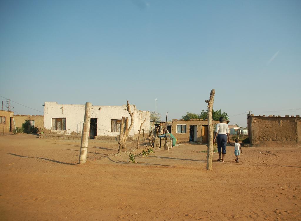 ETELÄ-AFRIKKA SA Cares for Life - Perhetukiohjelma Mabopanessa Interpedian kummiohjelma toimii Etelä-Afrikan North-West -provinssissa, Mabopanen ja Mmakaunyanen townshipeissa lähellä hallinnollista