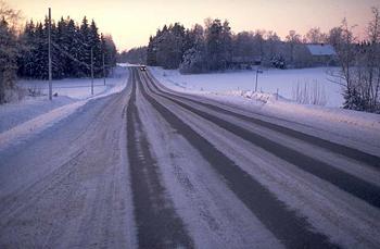 ongelmatilanteita. Tie voi olla kokonaan lumipolanteen peittämä tai tiellä voi esiintyä polannekaistoja. Polanteet pyritään tasamaan mahdollisimman tasaisiksi.
