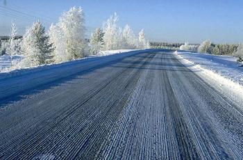 8 neuvoa/vuorokausi. (Tiehallinto 2008c, 23). Teiden pinnat ovat yleensä polanteella, ja polanteet voivat olla urautuneita. Teiden liukkauden torjunta hoidetaan hiekoituksella.