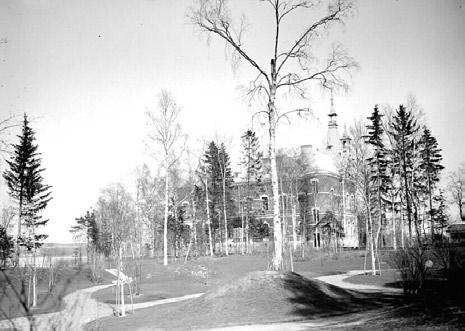 (Axel Tammelander, VA) 3. Tie pohjoisrannan laiturille 1900-luvun alussa. Myös tätä tietä varten tehtiin maastoleikkauksia josta saatiin maata rannan täyttöihin.