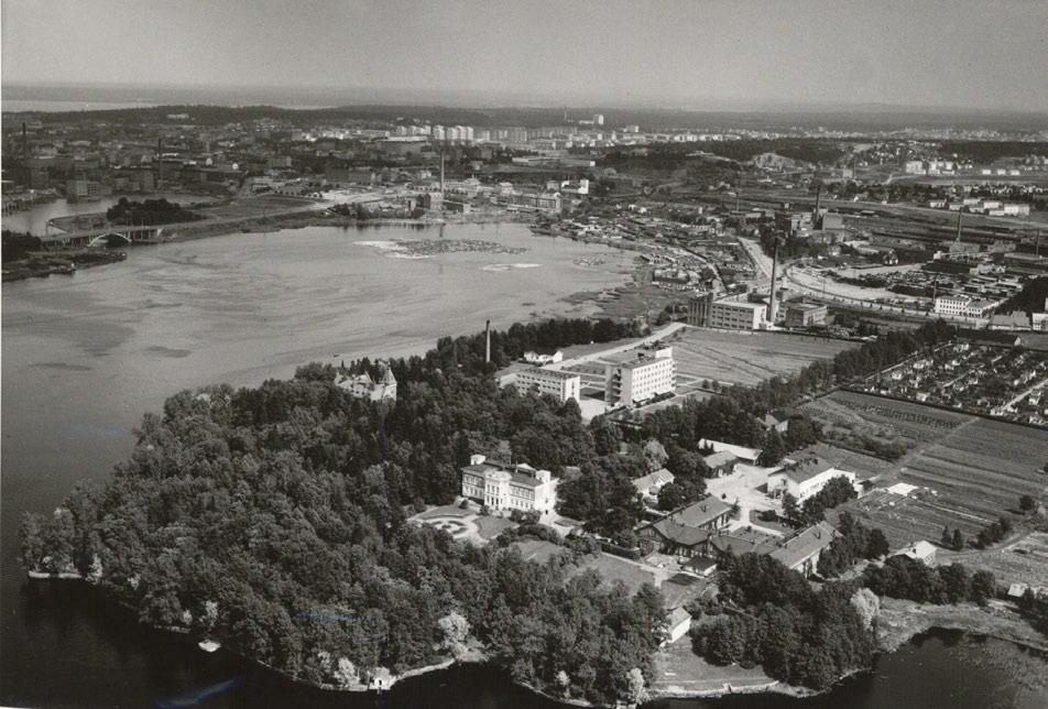 HISTORIASELVITYS Yllä: Hatanpään kartanopuiston rakentamisen vaiheet ja kukoistuskaudet Alla: Ilmakuva vuodelta 1960 (Erkki Kauppila, VA) 2.