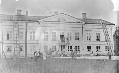 2 Puisto Ahlmanin aikana 1779-1802 Kartanon puinen päärakennus 1870-luvulla, ennen vuoden 1883 tulipaloa. Alunperin rakennus oli kustavilaistyylinen yksikerroksinen, keskiosa ehkä kaksikerroksinen.
