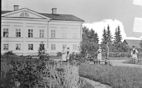 Vasen kuva esittää pääsisäänkäynnin puolen, oikea kuva on puutarhan puolelta josta ei ollut sisäänkäyntiä (Axel Tammelander, VA) Boijen jälkeen Hatanpään omisti asessori Gabriel Ahlman vuosina