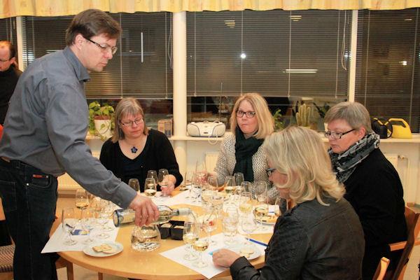 sekä seurustelujuomaksi. Viiniköynökset viljellään pergoloissa, joissa viinirypäleet poimitaan käsin korkealta käyttäen tikapuita. Pisteitä viini sai samat 34, kuin kassi-alman käsilaukkutönikkä.