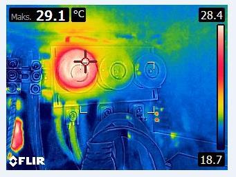 25 (52) 6.6.2 Epäsymmetrinen kuormitus Kun tutkitaan kaikkia kolmea vaihetta vierekkäin, lämpötilaeroista voidaan havaita epäsymmetrinen ongelma. Enemmän kuormitetut vaiheet havaitaan kuumempana.