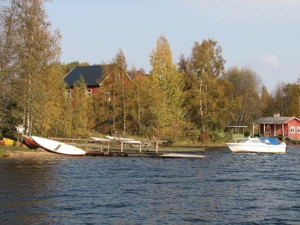 asuinrakennus. Rannassa on myös rantasauna. Rakennukset ovat käytössä kesäisin.