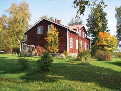 Talousrakennukset jäävät tilan läpi mutkittelevan tien pohjoispuolelle. Laalahden tilan päärakennus on vuodelta 1885 ja ns.