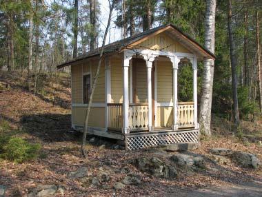 1900-luvun alussa rakennettuja rakennuksia ovat myös nikkarityylinen leikkimökki ja rannassa oleva vanha sauna, joskin saunan veranta on rakennettu 1950-luvulla.