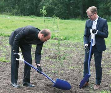 ja seurakunnan edustajat vs. kaupungininsinööri Honkanen ja pastori Immeli. Sitten olivat vuorossa Evakkolapset ry.n perustajajäsenet Irma Kumpula, Terttu Törmä ja Marja Karvonen.