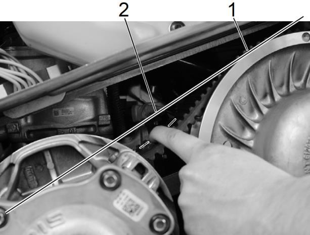 MOOTTORIKELKAN HUOLTO Voimansiirto Variaattorin lautaspyörien linjauksen tarkastus Variaattorin lautaspyörien pitää olla keskenään suorassa linjassa, jotta moottorin voima saadaan siirrettyä