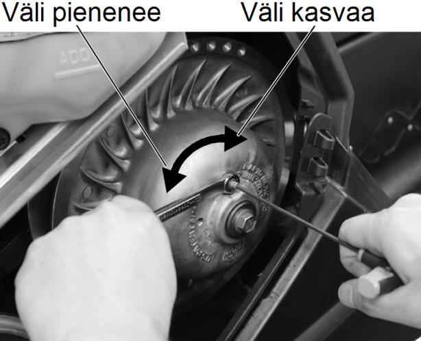 Siirrä kelkka tasaiselle alustalle ja sammuta moottori. 2. Avaa moottoritilan vasen sivukuomu. 3. Aseta suora viivain tai vastaava (1) variaattorin hihnan päälle, lautaspyörien välille. 4.