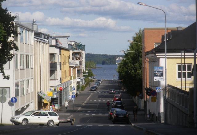 Keskeisiä näkymiä Ruutukaava-alueella maanpinta laskee loivasti kohti Kallavettä ja järvi siintää pääkatujen näkymissä pitkälle.