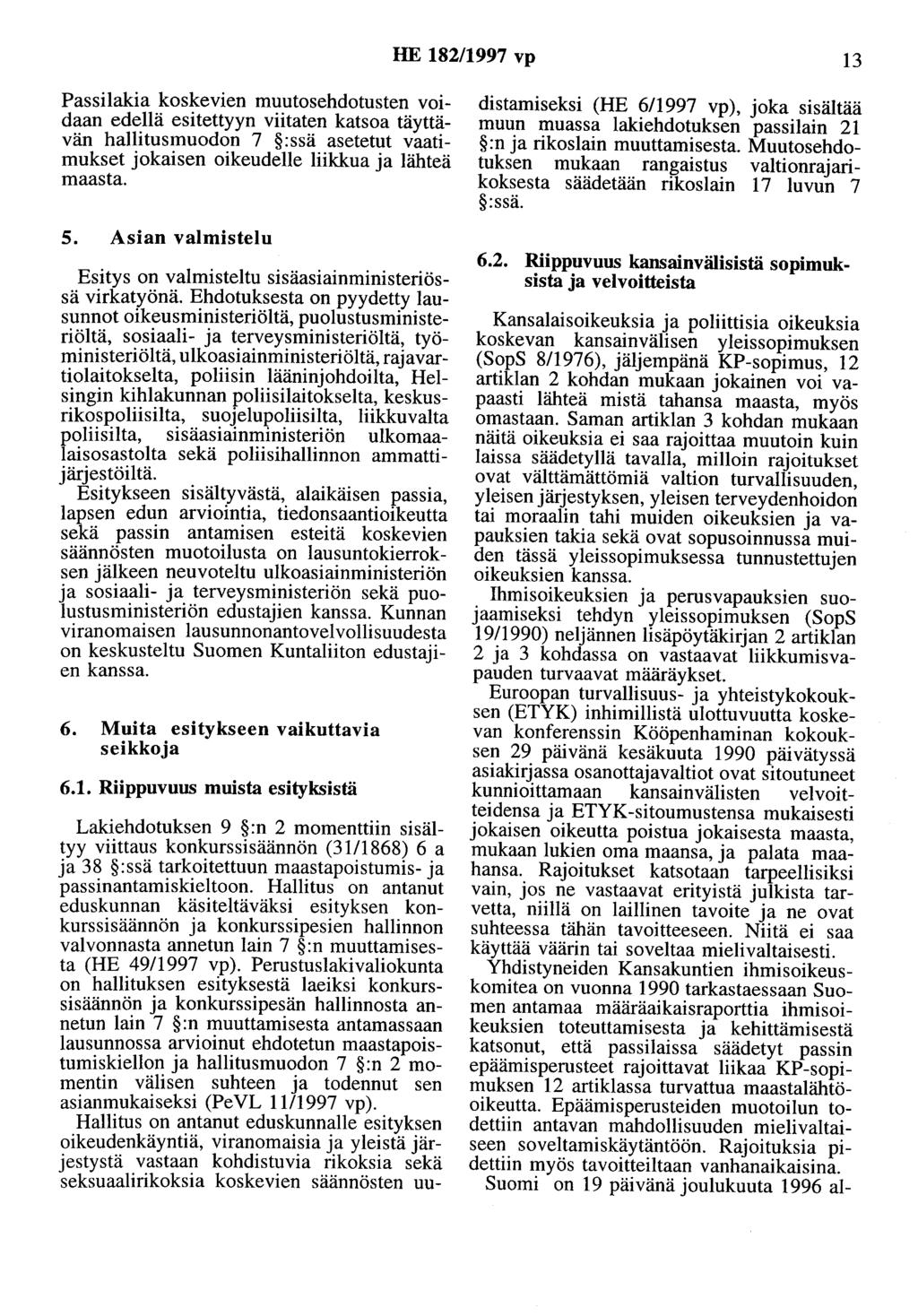 HE 182/1997 vp 13 Passilakia koskevien muutosehdotusten voidaan edellä esitettyyn viitaten katsoa täyttävän hallitusmuodon 7 :ssä asetetut vaatimukset jokaisen oikeudelle liikkua ja lähteä maasta. 5.