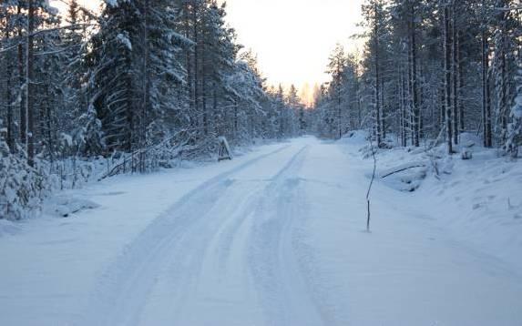 Seitap Oy Kolari 4 Kuva 5 Kaava-alueen läpi kulkee vanha maantie.kuva 6. Muoniojoen ranta-alue on avointa, matkailukäytössä ollutta vanhaa peltoaluetta. Kuva 7.