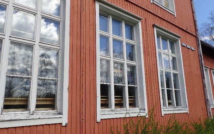 Rakennuksen ulko-ovet ovat huonokuntoiset.