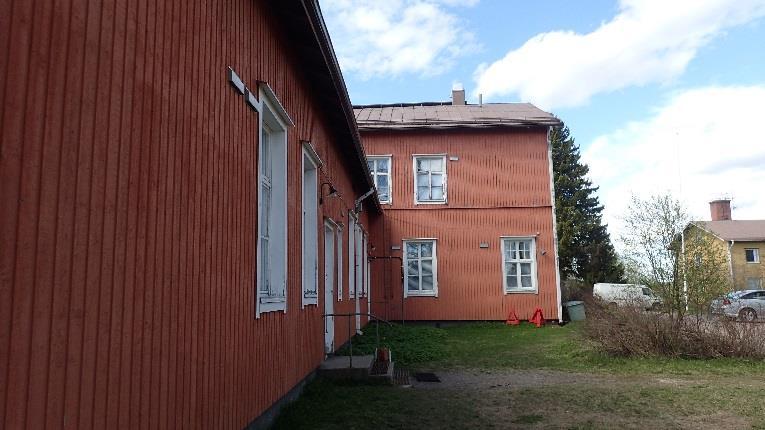 Rakennusta ympäröivät alueet ovat sora- ja nurmipintaiset.