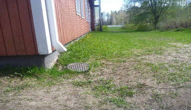 Kuva 5. Maanpinta on tasainen rakennuksen vierellä. Kuva 6. Maanpinta on tasainen rakennuksen vierellä. Yhteenveto ja toimenpide-ehdotukset Rakennuksen vierellä maanpinta on sora- ja nurmipintainen.