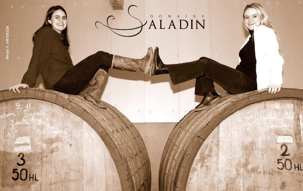 Kolmikymppiset siskokset Marie-Laurence ja Elisabeth ovat perä$ 21. sukupolvi, joka jatkaa Saladinin viini$laa! He viljelevät noin 15 rypälelajike&a, joista osa on eri&äin harvinaisia.