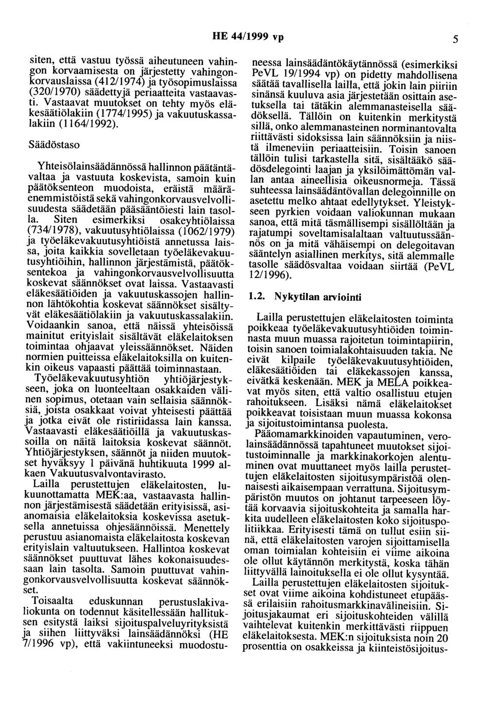 HE 44/1999 vp 5 siten, että vastuu työssä aiheutuneen vahingon korvaamisesta on järjestetty vahingonkorvauslaissa (412/1974) ja työsopimuslaissa (320/1970) säädettyjä periaatteita vastaavasti.