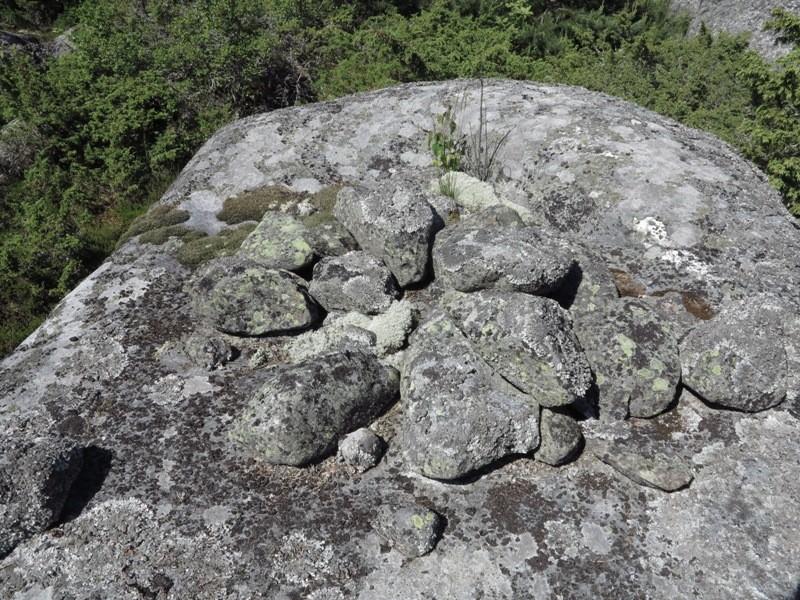 rakkakuopat, kivikasat yms. anomaliat (vihreät merkit) sekä kulkuloki (harmaa). Kuva 3. Siirtolohkareelle nostettuja kiviä.