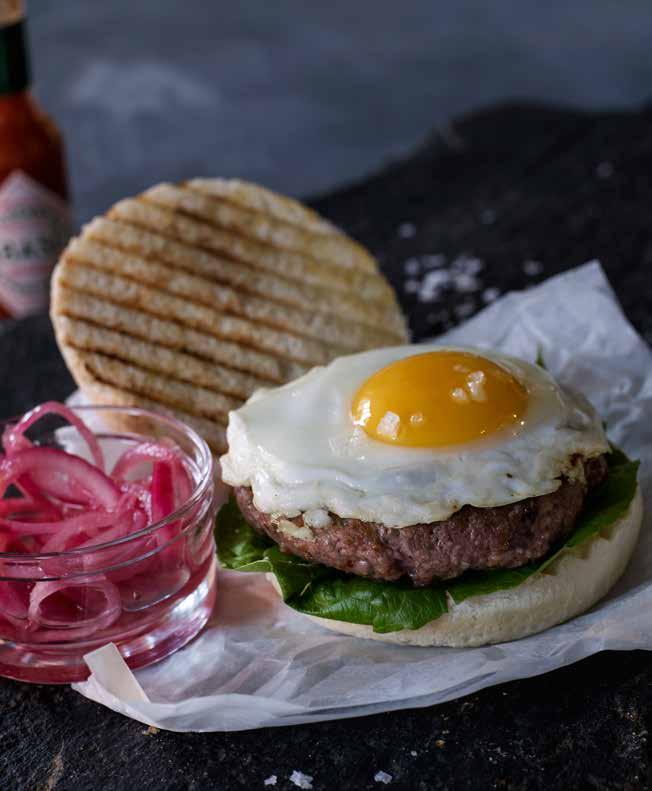 opera burger kpl SBS Brooklyn Burger hampurilaissämpylä 70 g kpl Well Beef Special -jauhelihapihvi 50 g 5 g kananmuna majoneesia viipale cheddarjuustoa marinoitua punasipulia romainesalaatinlehti