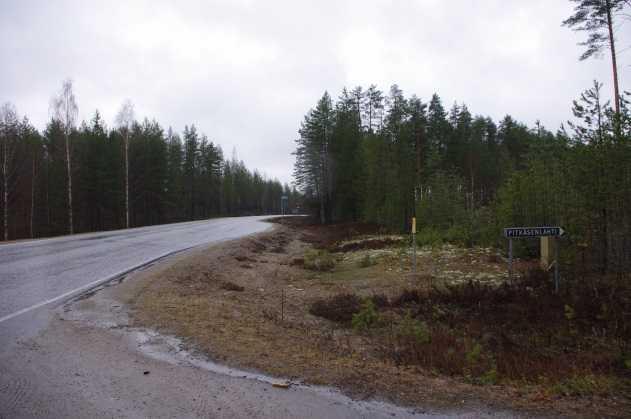 Kylän lounaispuolella maantien liikennemäärä on 343 ajoneuvoa vuorokaudessa, josta raskaan liikenteen osuus on 33 ajoneuvoa vuorokaudessa.