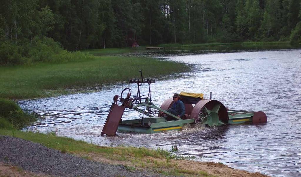 Kuva 2. Ylisenjärven niittoa vuonna 2010. fosfori- ja typpikuormitus pinta-ala yksikköä kohden tarkasteltuna on muihin Keski-Suomen reitteihin verrattuna vähän keskimääräistä pienempi.