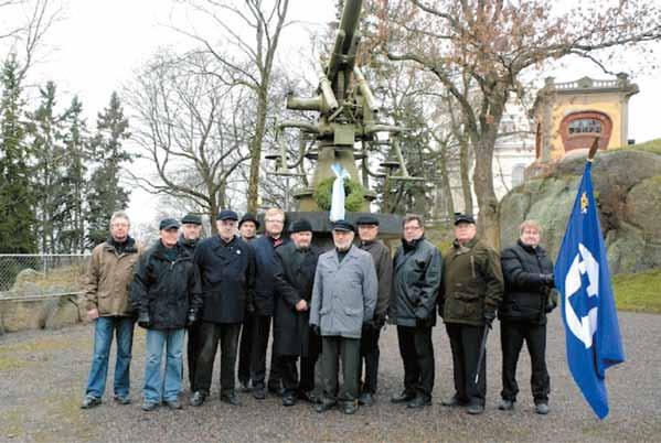 Kentän kuulumisia Ilmatorjunnan vuosipäivä Turussa Ilmatorjunnan vuosipäivänä 30.11. Turun Ilmatorjuntakilta laski perinteisen muistoseppeleen Turun Vartiovuoren perinnetykille.