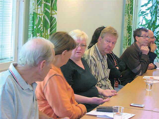 Vertaistuki Timo Tervo (vas.), Tarja Häyrinen, Leila Ahokas, Esa Pommelin ja Timo Saijets osallistuivat aktiivisesti keuhko- ja blokkisiirrokkaille järjestettyyn vertaisviikonloppuun.