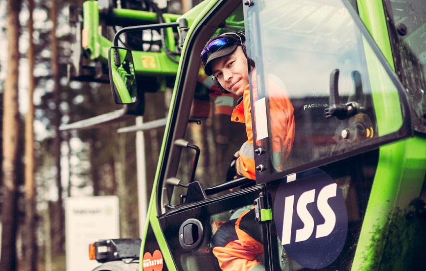 YRITYSVASTUURAPORTTI 2016 14 Kokonaisvaltaista ympäristöpalvelua Valmet Rautpohjassa ISS ympäristöhoitaja Daniel Edwards Valmet Rautpohjassa.