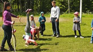 Lasten ja varhaisnuorten leirillä käytiin Saarijärven kivikautisessa kylässä ja päästiin laukkaamaan itsetehdyillä keppihevosilla.