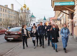 Lisäksi kiertelimme Pietarin keskustan nähtävyyksiä ja kävimme paikallisten nuorten kanssa jokilaivaristeilyllä.