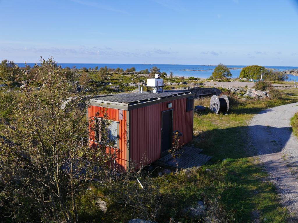 Kuva 4.7. Seuranta-asema Utössä (Kuva: Timo Anttila). Bild 4.7. Bevakningsstation på Utö (Photo: Timo Anttila).