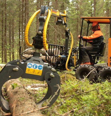 Pekka Syvänen Ostimme oman tilan vuonna 2010 Konetekniikan DI ja metsätalousyrittäjän ammattitutkinto Teemme omatoimista metsätaloutta.