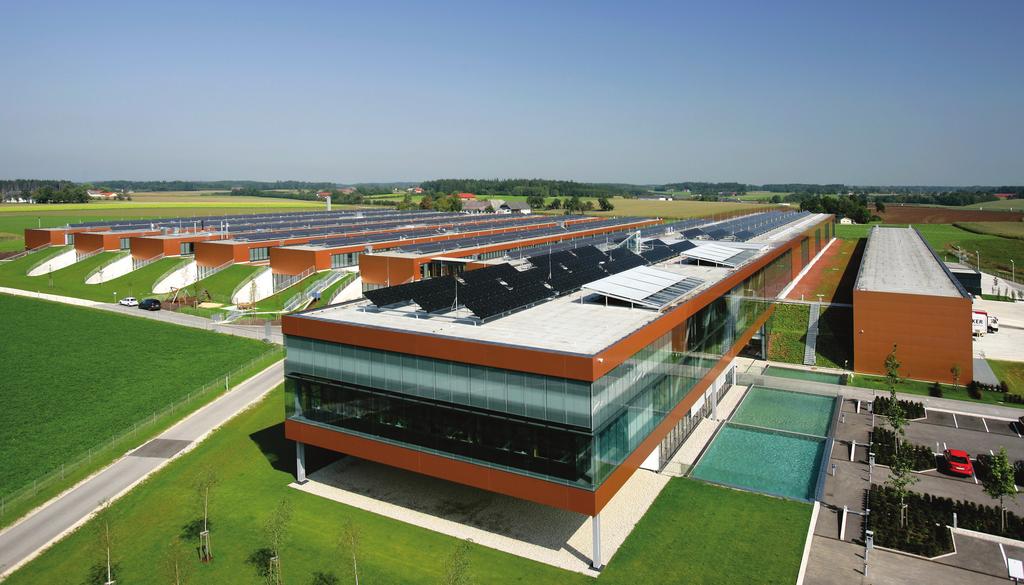 Fronius: tiennäyttäjä jo yli 70 vuoden ajan. Sattledtin tuotantolaitos Itävallassa. LAATUA JA INNOVAATIOTA VAALIVA PERHEYRITYS Solar Energy Division on toiminut aurinkosähköalalla jo vuodesta 1992.
