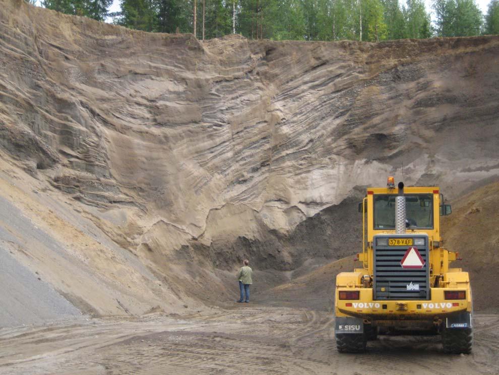 GEOLOGIAN TUTKIMUSKESKUS Varkauden keskeinen kulutusalue 26 Kuvajanniemi 324104-040-184, Pieksämäki Suurehkon harjun leveä C-valtainen keskiosa, joka rajautuu osittain vesistöihin.