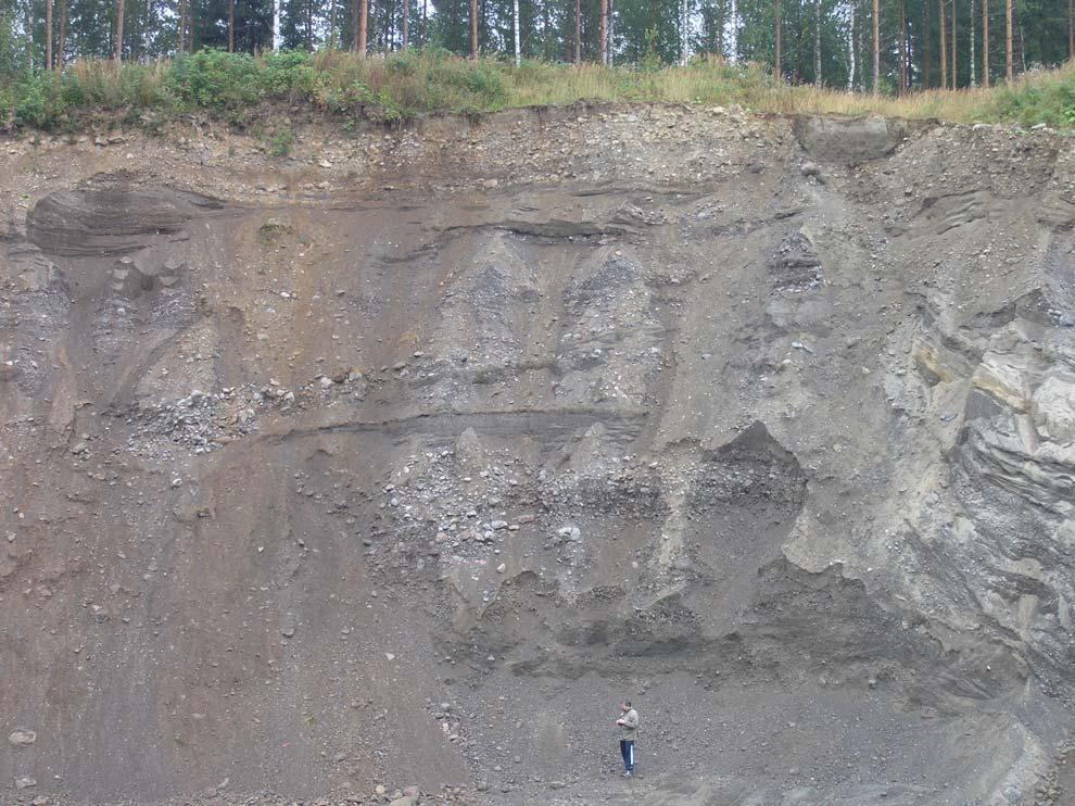 GEOLOGIAN TUTKIMUSKESKUS Varkauden keskeinen kulutusalue 28 KITTI-palvelun tiedot: Ala-Lylyn muodostumassa on ollut 6 maa-ainesten ottamislupaa, joista kolme on päättynyt 1992-2007 ja kolme päättyy