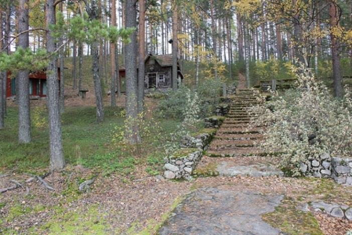 valtionmailla ja vesillä. HKS:ssa kuvataan Natura-alueiden osalta niiden ominaispiirteet, määritetään tärkeimmät alueiden käytössä huomioitavat suojeluarvot ja keinot niiden turvaamiseksi.