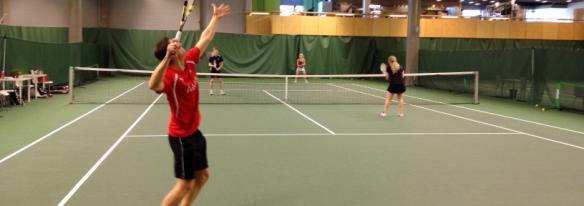 JUNIORITENNIS AIKUISTENNIS Kesän alkeis- ja jatkokursseille vielä vapaita paikkoja - Juhannusviikolla kurssit intensiivisesti joka päivä maanantaista torstaihin: alkeiskurssi klo 17-19, jatkokurssi