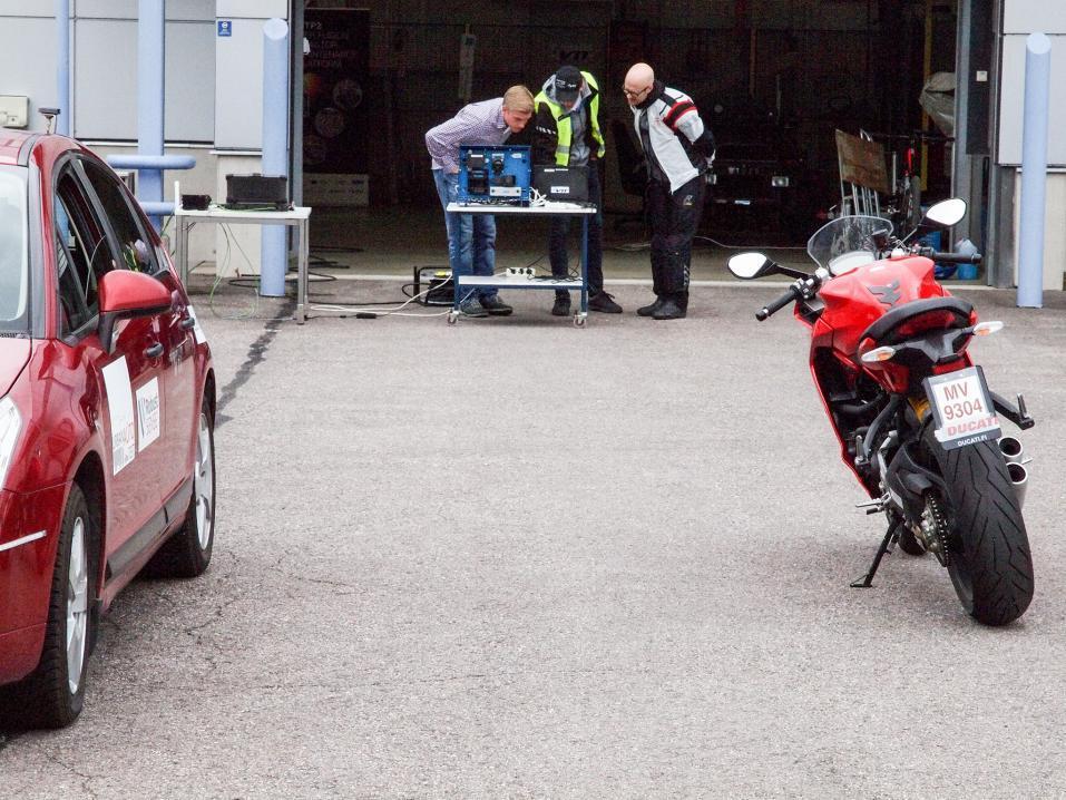 Keskiviikko 19.7. 07:52 Kävimme VTT:ssä selvittämässä robottiautoilun haasteita: näkeekö itsekseen ajava auto moottoripyörän?