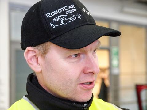 kantaman laserskanneri, lämpökamera sekä stereonäkökamera, GPS-laite ja inertiayksikkö. VTT:n projektipäällikkö TkT Matti Kutila kertoo tutkimuslaitoksen erityisalueeksi vaikeat keliolosuhteet.