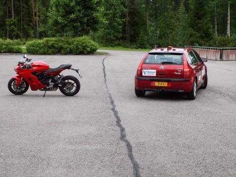 Ducati ja Marilyn 2.0. Ducati sijoittui sivuittain aseteltuna myös mittalaitteistossa paremmin oikealle paikalle syvyyssuunnassa.