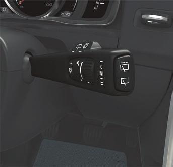 Sammutus Painakaa lyhyesti START/STOP ENGINE -painiketta. Ottakaa etäavain pois virtalukosta (ei koske Keyless drive* -järjestelmää).