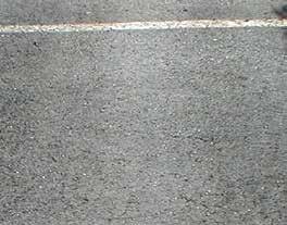 Muualla keskustassa pintamateriaalina on pääasiallisesti asfaltti, jota korostetaan noppakiveyksin. Joissakin kohdissa jalkakäytävät ovat betonikiveä.