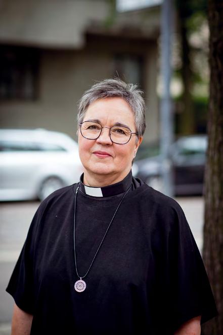 Pääkirjoitus Tuomaspappi, rovasti Pirjo Kantala Tuomasmessulehti 3/2017 2 Pääkirjoitus 3 Ulla Ulgren Paranemisen kehä 4-6 Piispa Irja Askola: Jos kirkon ihmiset ovat ihania, Jumalankin täytyy olla 8
