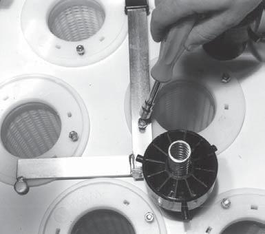- MAINTENANCE - REMOVAL OF FILTER ELEMENTS - HUOLTO - SUODATINELEMENTTIEN IRROTTAMINEN WAMECO - ENTRETIEN - EXTRACTION ÉLÉMENTS FILTRANTS - MANUTENZIONE - ESTRAZIONE ELEMENTI FILTRANTI H 03505.M. 4 CARTRIDGESPATRUUNAT - CARTOUCHES - CARTUCCE Remove the tool to extract the filter elements by unscrewing the appropriate nut (size 0).