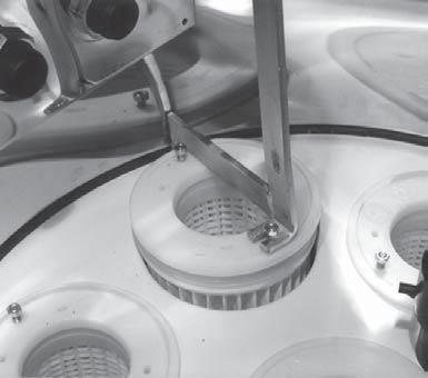 Pull up by levering on the plate; repeat the process for all the filter elements that need to be replaced. ç Aseta ulosvetäjä kuvan osoittamalla tavalla ja nosta itseäsi päin.